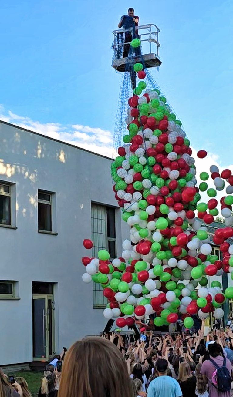 Zrzucanie 1000 balonów w warszawskiej szkole