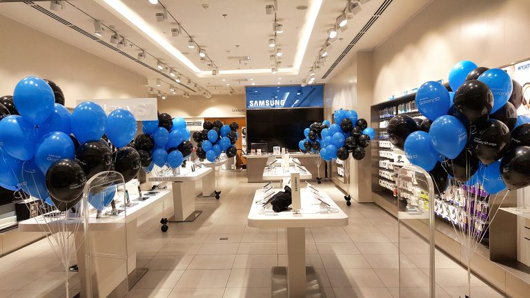 Balony z helem jako dekoracje w salonie Samsunga