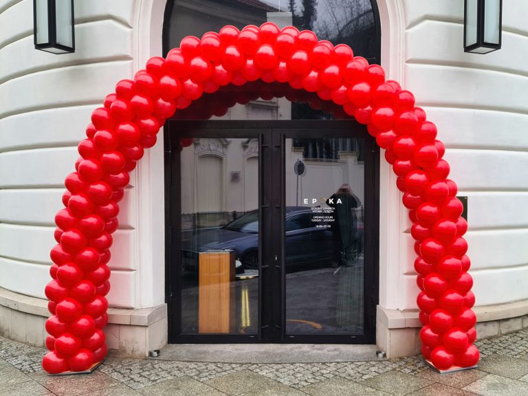 Brama z balonów dla restauracji Epoka w Warszawie