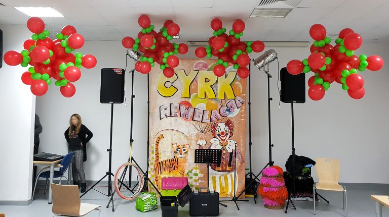 Balonowe dekoracje na bal w stylu cyrkowym
