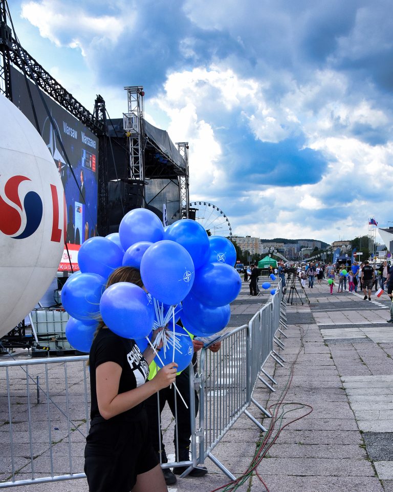 Balony z nadrukiem na patyczkach w Gdyni na pikniku NATO