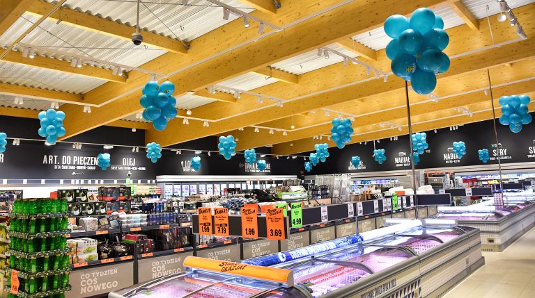 Balonowe sople jako dekoracja z okazji otwarcia nowego sklepu Lidl