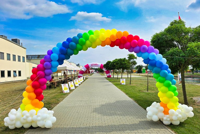 Tęczowa brama z balonów na dzień otwarty firmy