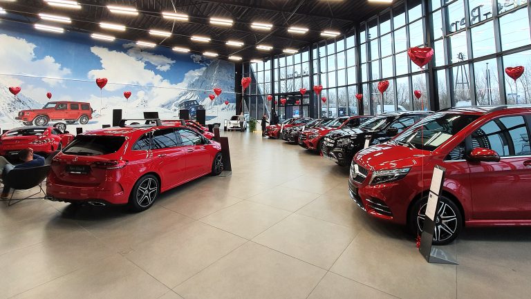 Serca balonowe z helem w salonie Mercedesa na walentynki