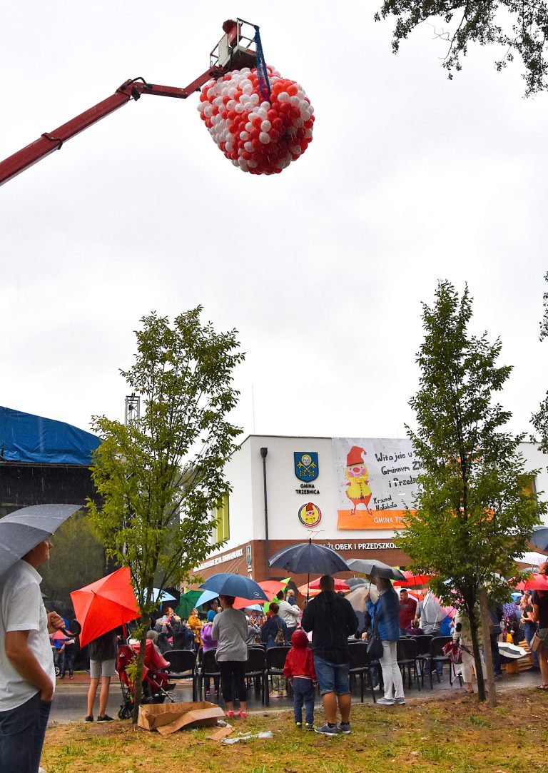 Zrzucanie 1000 balonów z powietrzem w Trzebnicy