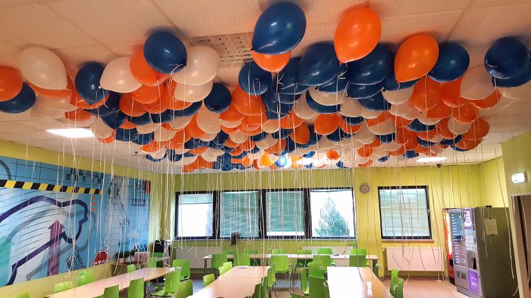 Balony z helem jako dekoracja stołówki firmowej