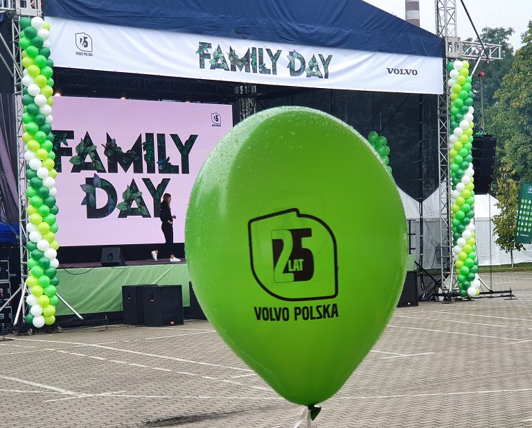 Dekoracje z balonów na plenerową imprezę rodzinną na terenie firmy
