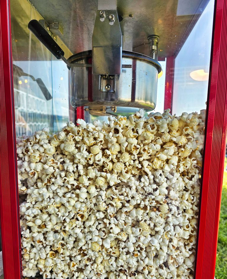 Maszyna pełna popcornu na pikniku firmowym