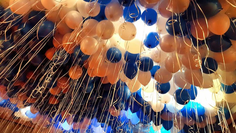Balony napełnione helem z dowiązanymi wstążkami