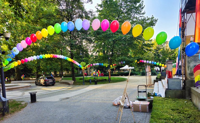 Kolorowe balony z helem w parku we Wrocławiu
