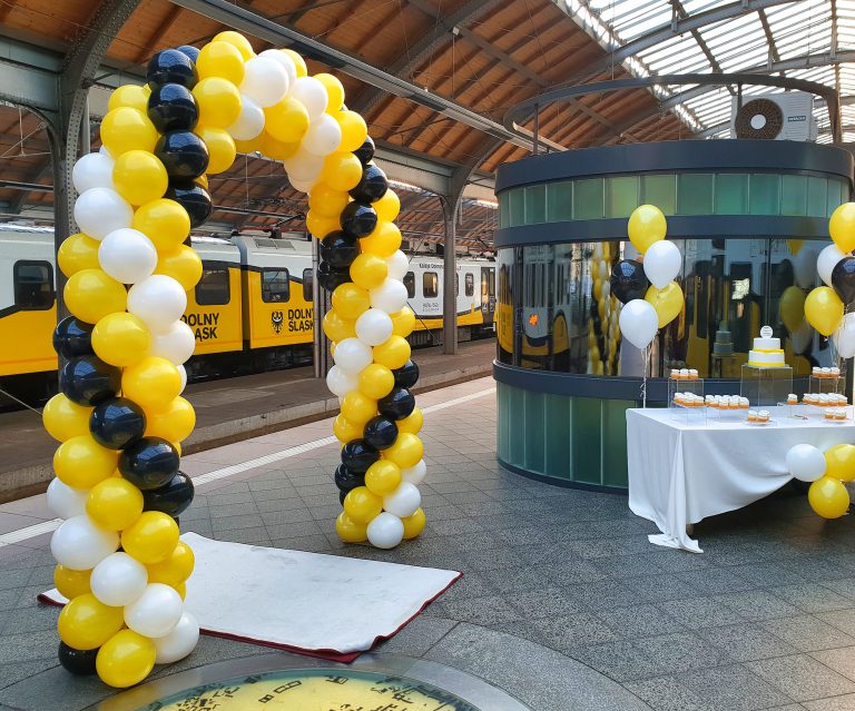 Brama z balonów na Dworcu Głównym PKP we Wrocławiu