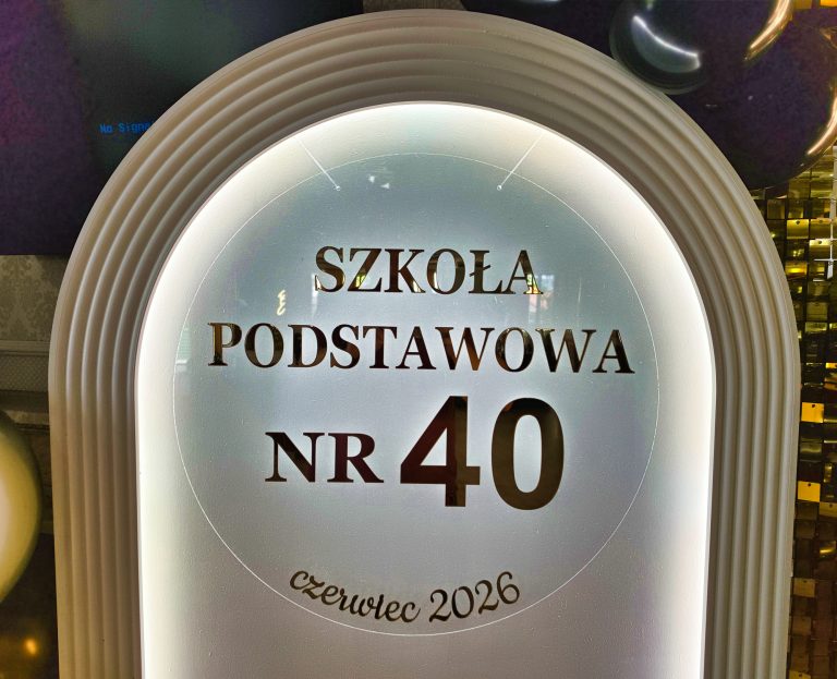 Podświetlany portal jako dekoracja na Bal Ósmoklasistów