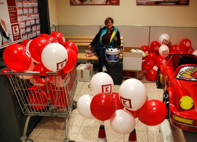 Dmuchanie powietrzem balonów z nadrukiem na otwarciu sklepu Kaufland