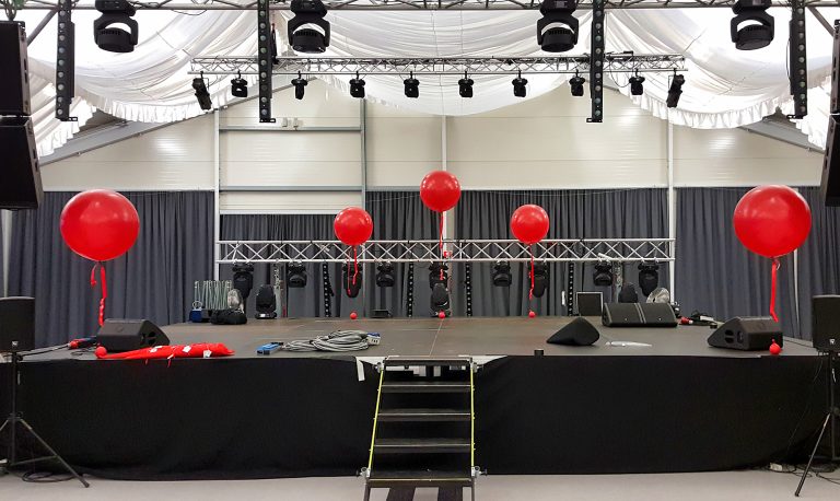 Balony giganty z helem na scenie