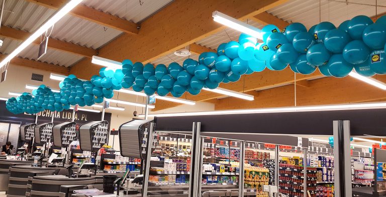 Balonowe girlandy jako dekoracje na otwarcie sklepu Lidl