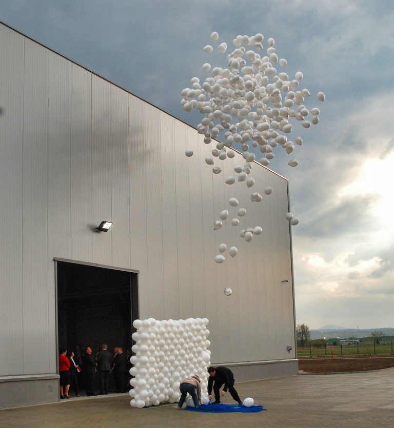 Wypuszczenie balonów z helem na uroczystości zakładowej