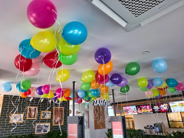 Balony z helem jako dekoracja w restauracji KFC z okazji otwarcia