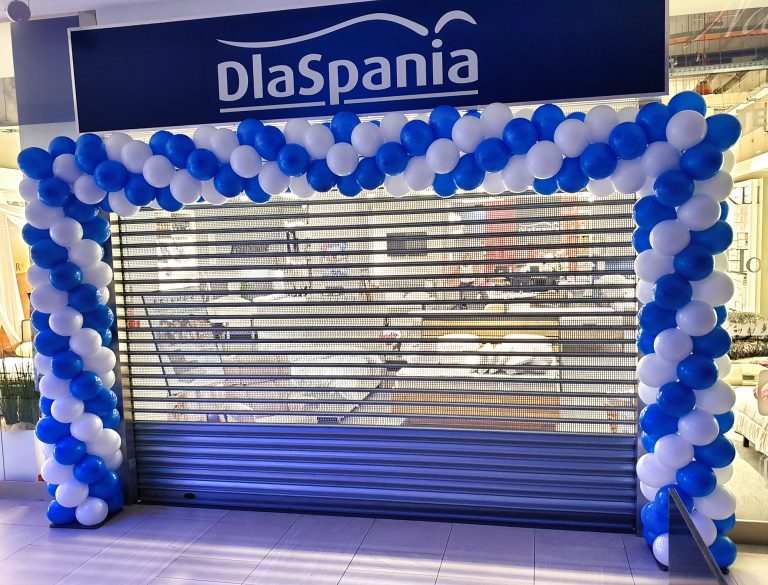 Brama z balonów jako dekoracja wejścia do salonu DlaSpania