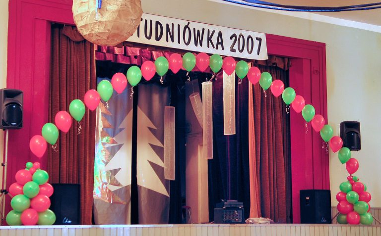 Balonowa dekoracja na studniówkę