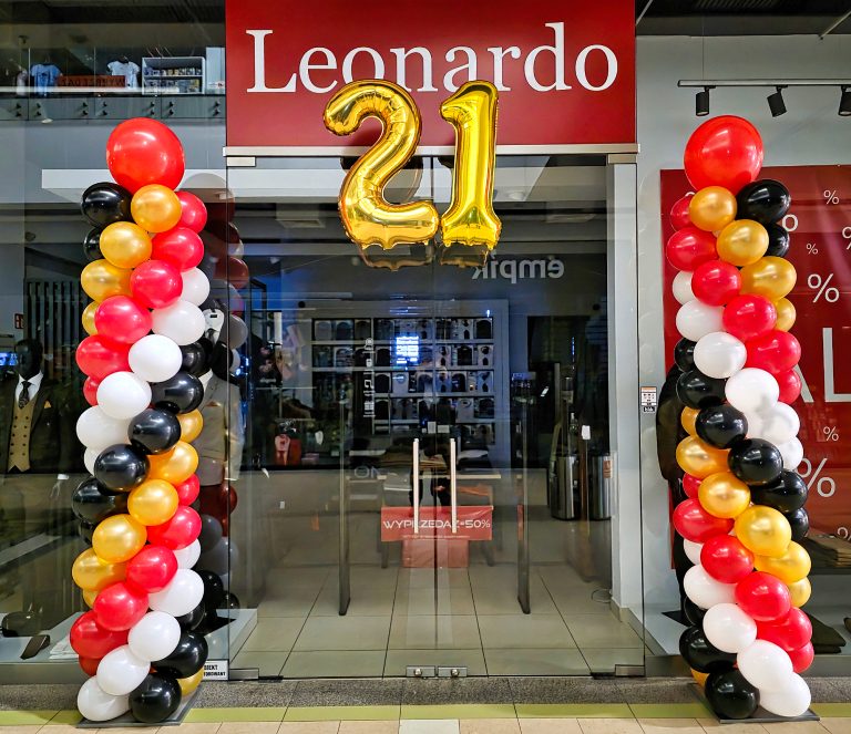 Kolumny z balonów wraz z helową liczbą 21 na urodziny salonu z odzieżą Leonardo