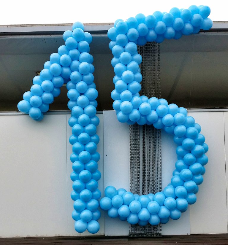 Liczba 15 z balonów