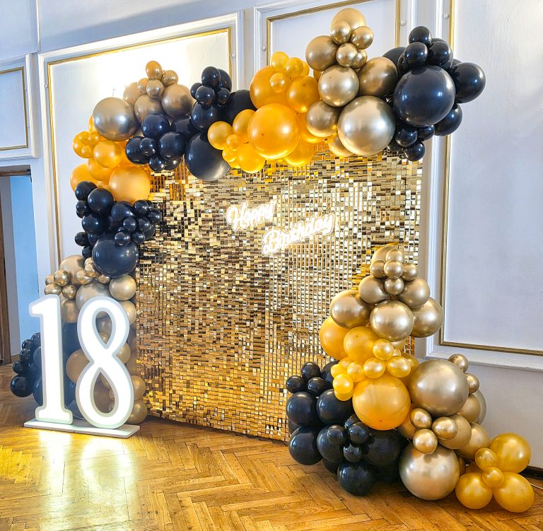 Ścianka z balonów na urodziny z świecącymi cyframi