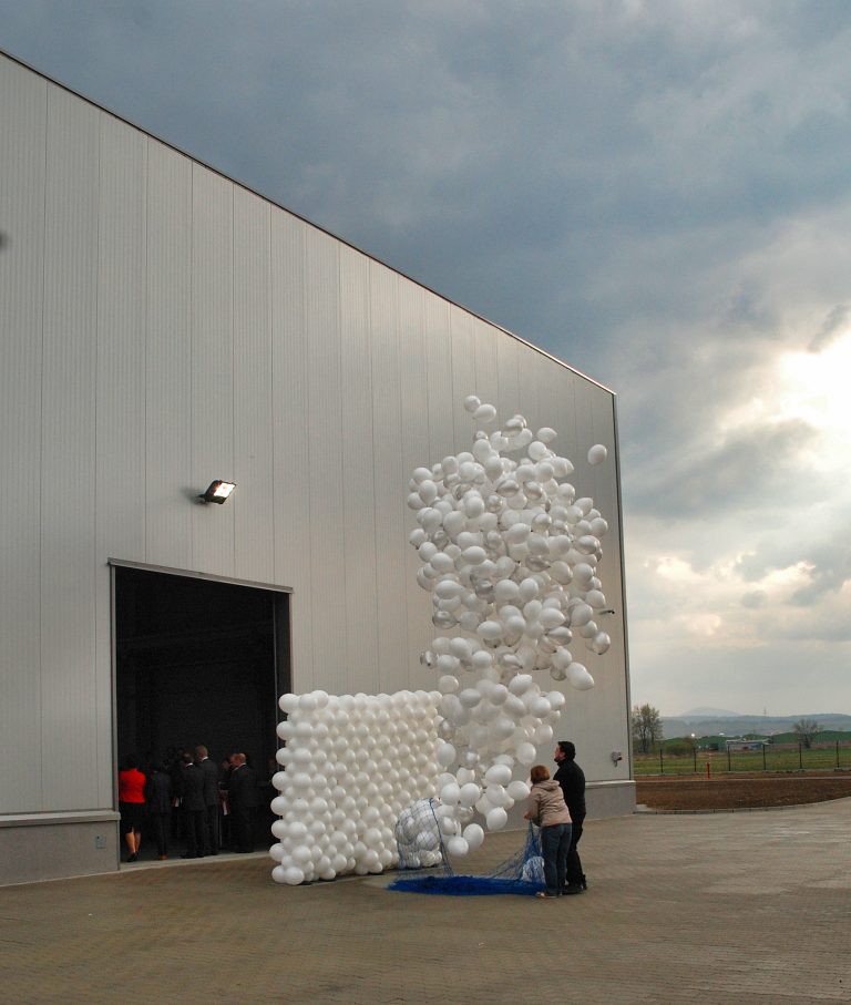 500 balonów z helem wylatuje do nieba
