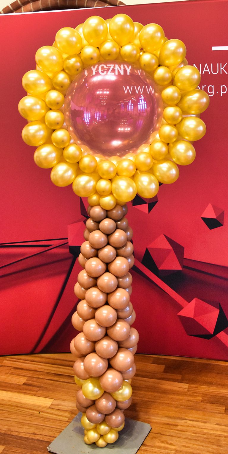 Lupa z balonów na bal Młodego Naukowca