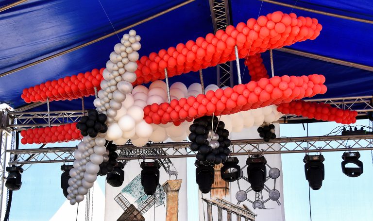 Samolot zrobiony z balonów