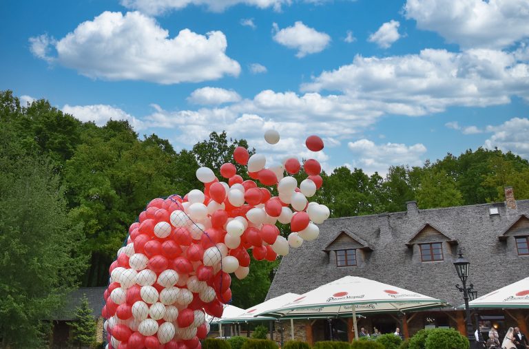 600 balonów z helem wypuszczanych do nieba