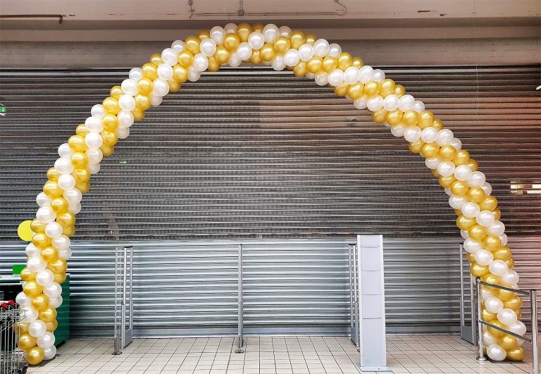 Łuk z balonów jako dekoracja wejścia do marketu Auchan