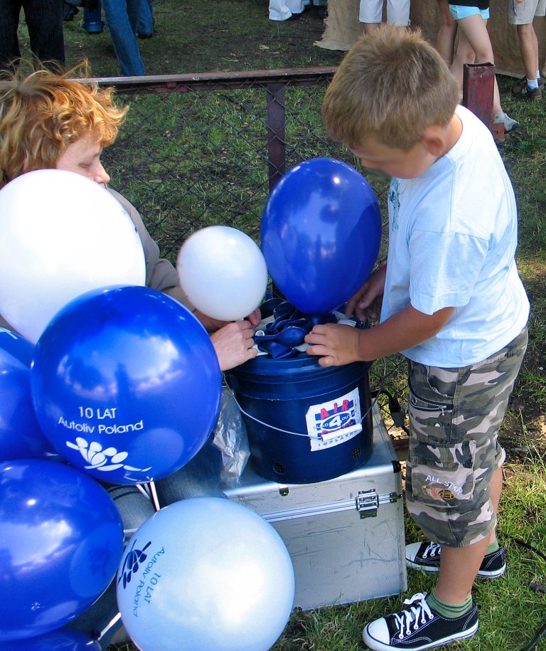 Napełnianie powietrzem balonów z nadrukiem