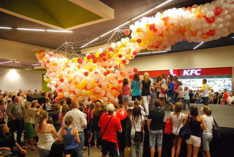 Zrzucanie 3000 balonów