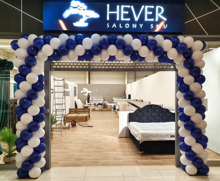 Brama z balonów z okazji promocji w salonie snu Hever