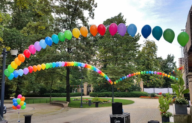 Łuki z balonów helowych w parku Staromiejskim we Wrocławiu