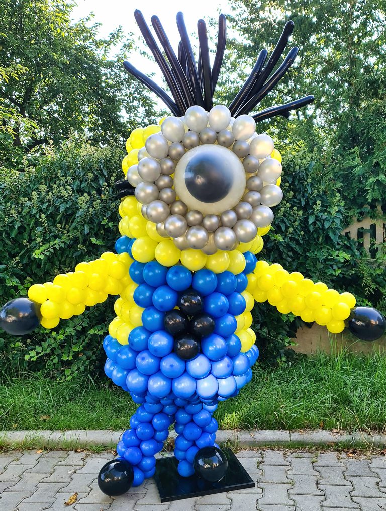 Minionek z balonów na urodziny