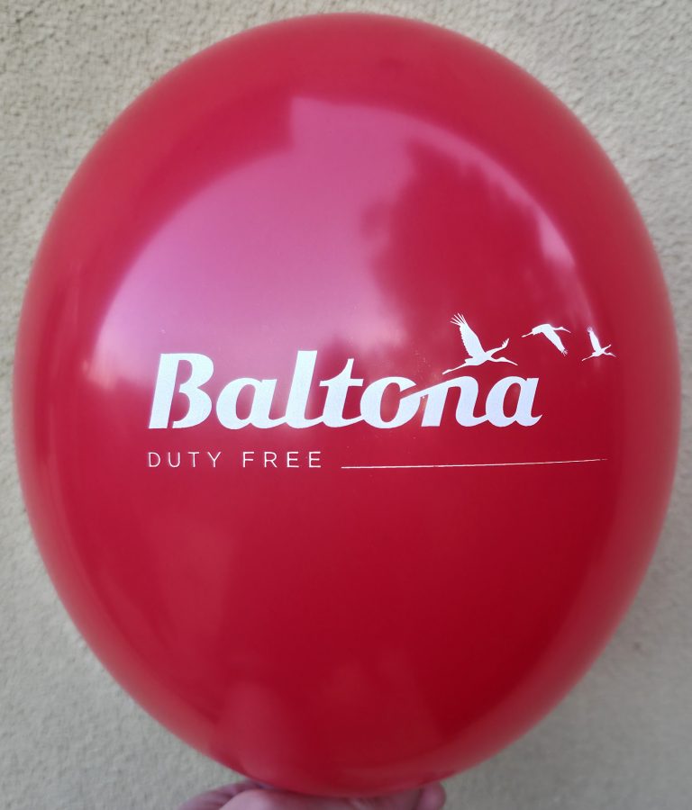 Czerwony balon z białym nadrukiem