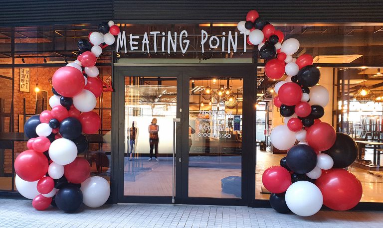 Organiczna dekoracja z balonów na otwarcie restauracji Meating Point