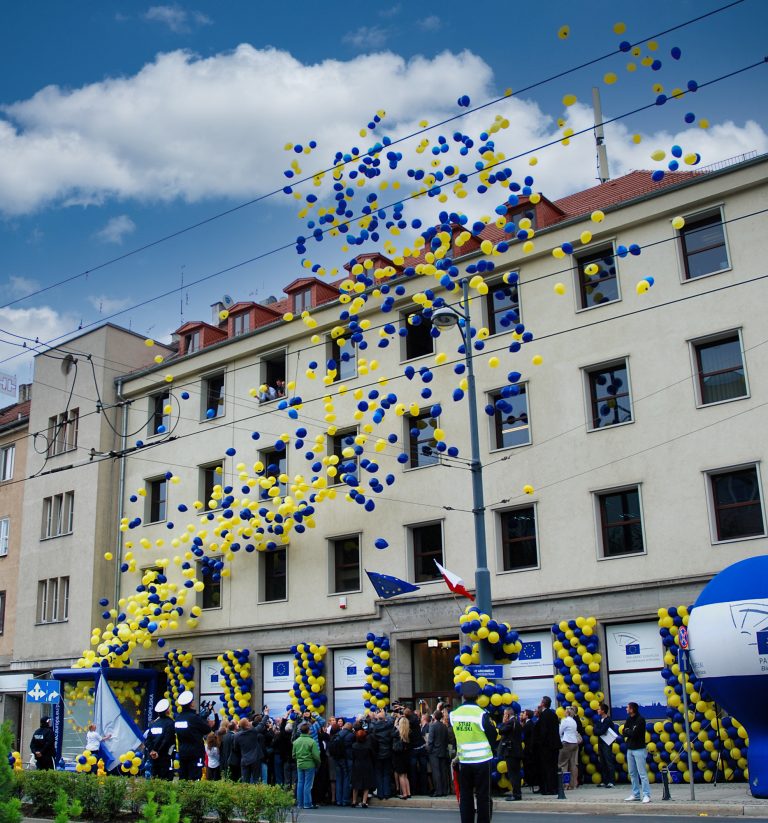 Wypuszczanie balonów z helem we Wrocławiu