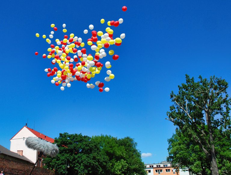 Balony z helem nad Oleśnicą po wypuszczeniu ich