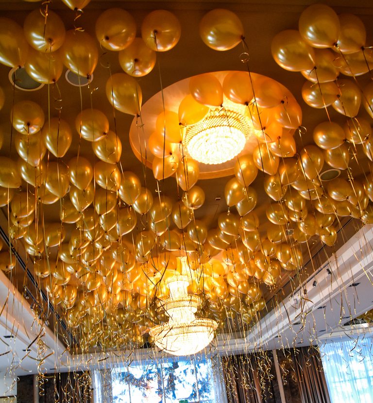 Balony z helem pod sufitem Hotelu Haston
