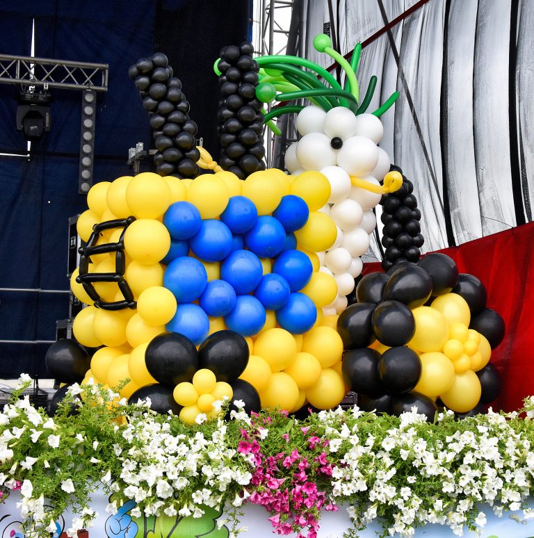 Traktor zrobiony z balonów