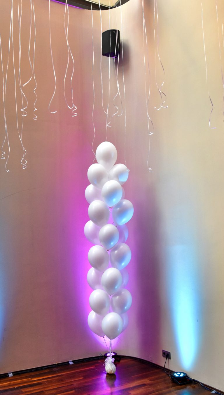 Balony z helem jako dekoracja na wesele