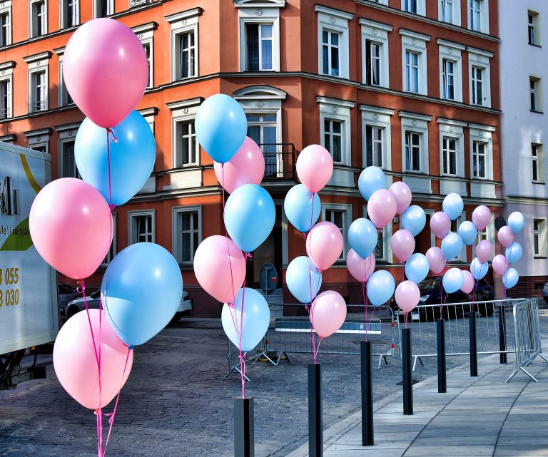 Balony z helem jako dekoracja przed przychodnią