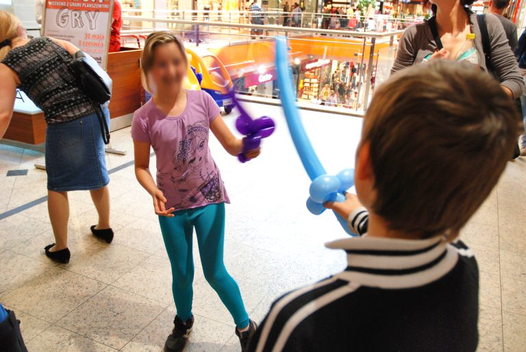 Zabawa szablami z balonów