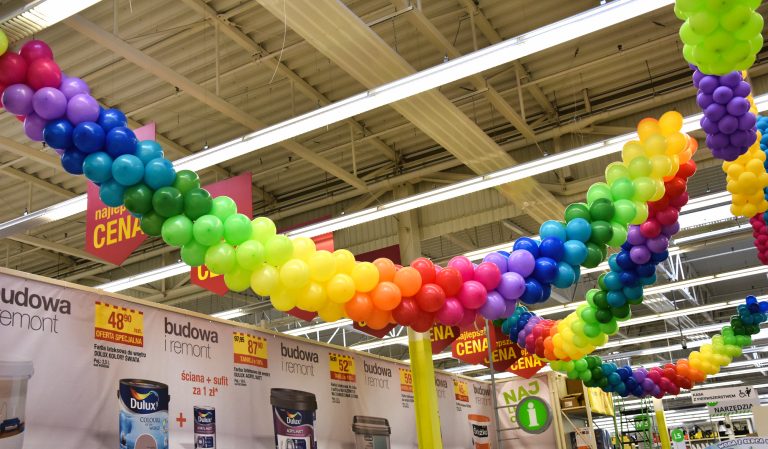 Girlandy z balonów na urodziny sklepu Leroy Merlin