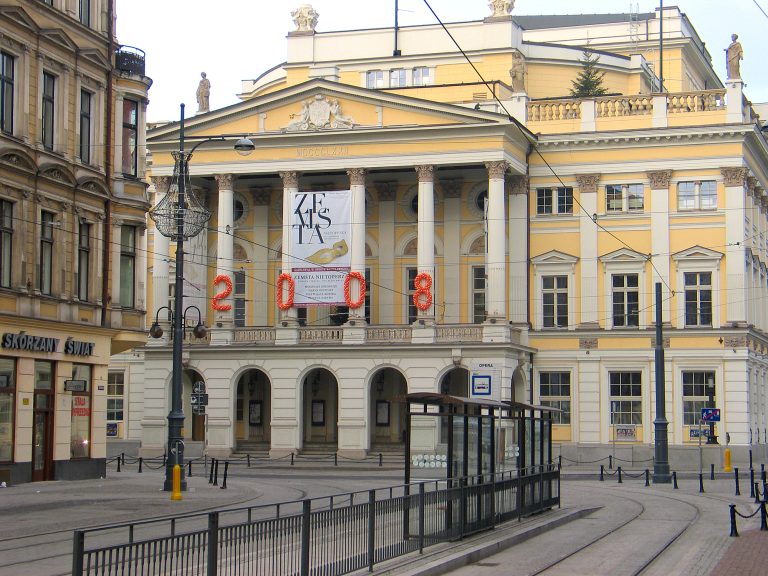 Sylwestrowa dekoracja balonowa na budynku Opery Wrocławskiej