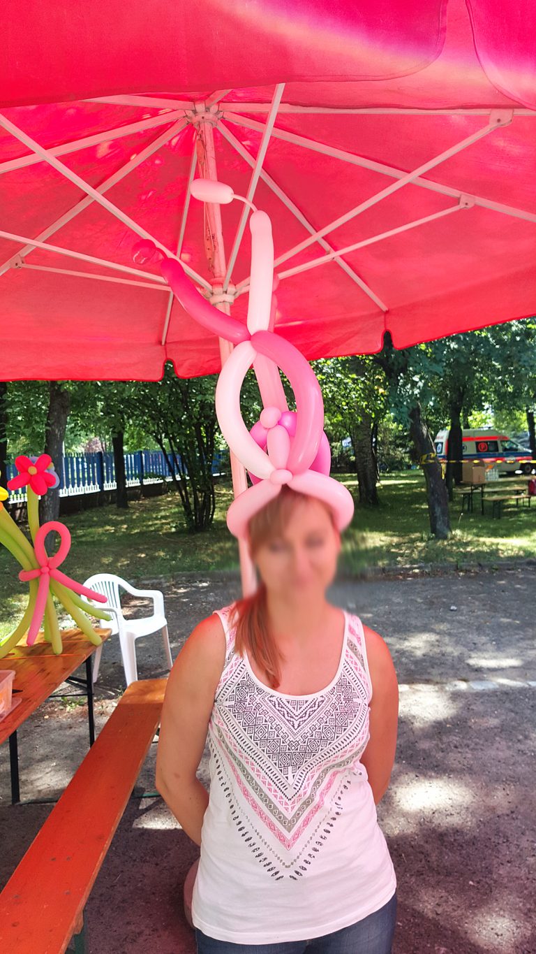 Balonowy kapelusz skręcony na pikniku