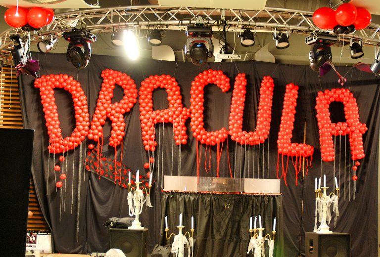 Napis z balonów Dracula