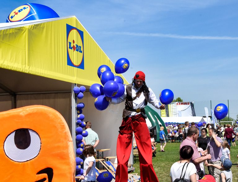 Balony z helem i nadrukiem na pikniku z okazji Biegu Lwa